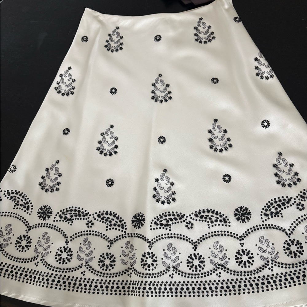 White House black market White Embroidered A-Line Skirt